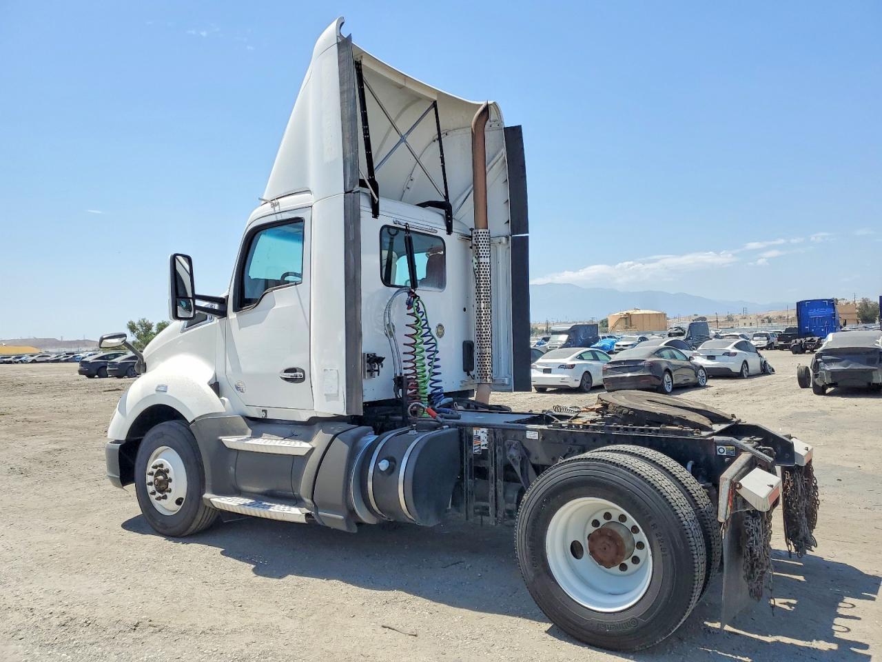 2016 Kenworth T680 Semi Truck