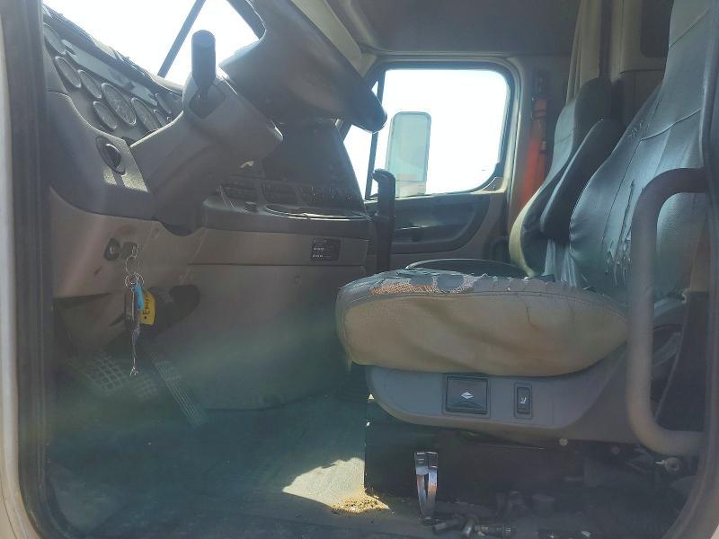2013 Freightliner Cascadia Semi Truck