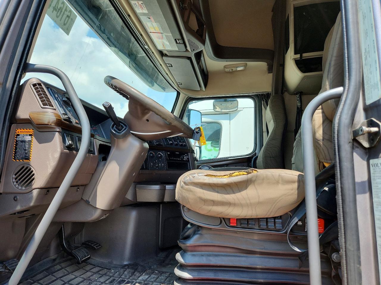 2015 Volvo VNL Semi Truck