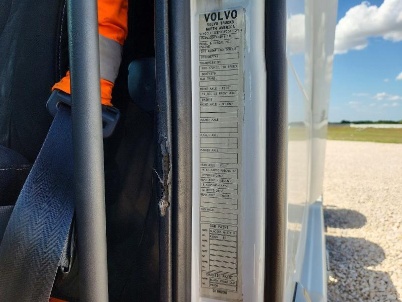 2012 Volvo VNL Semi Truck