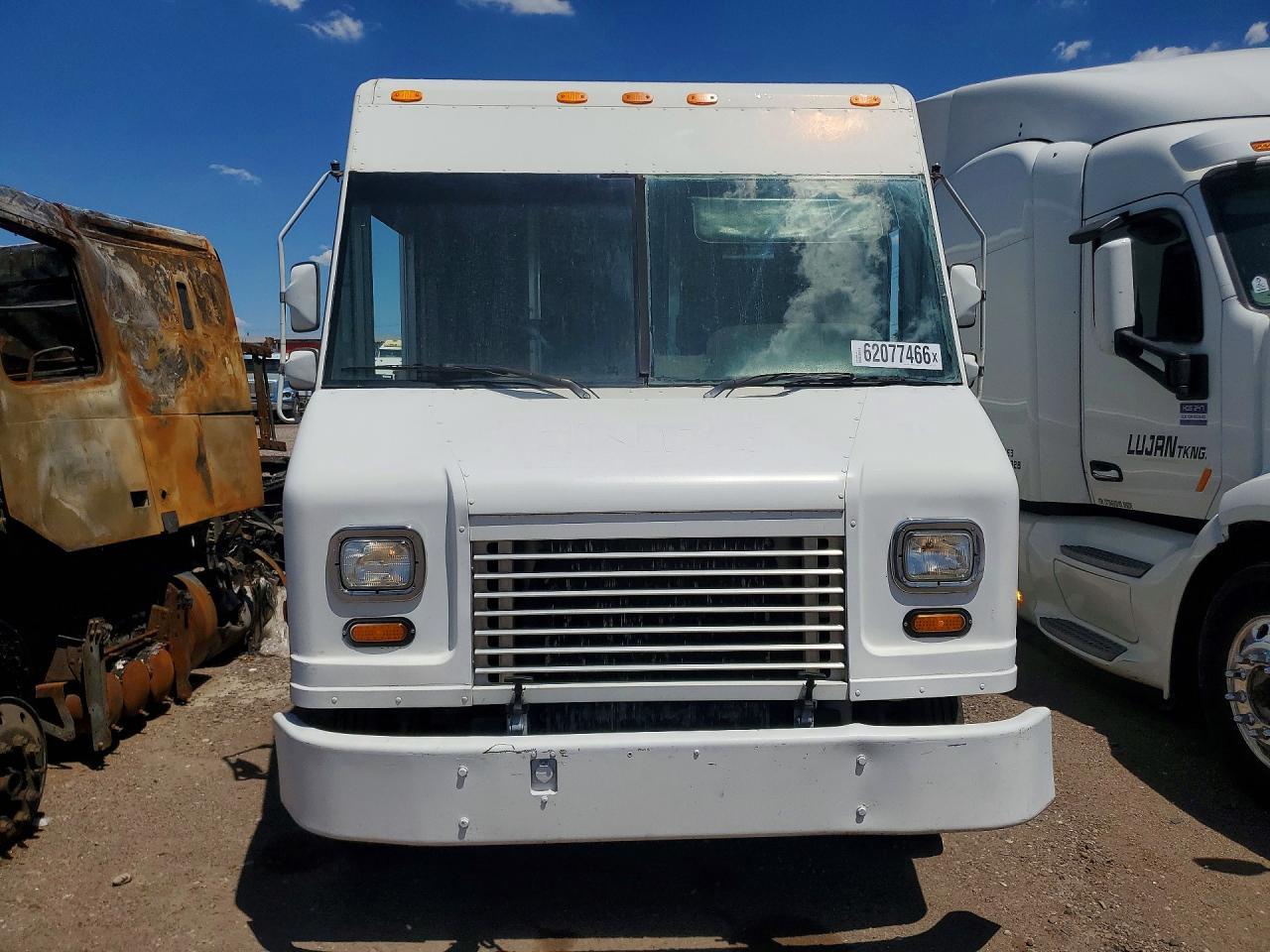 2006 Freightliner MT45G Chassis Delivery Truck