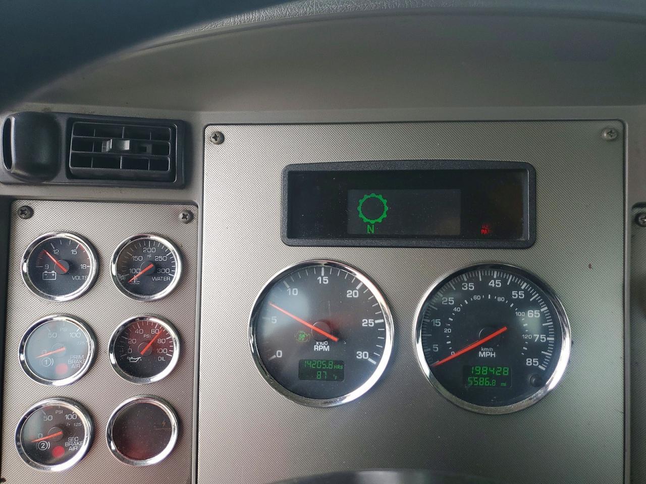 2015 Kenworth T370 Semi Truck