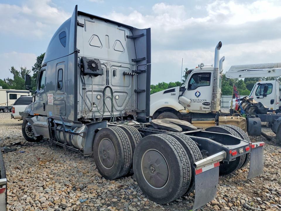 2021 Freightliner Cascadia 126