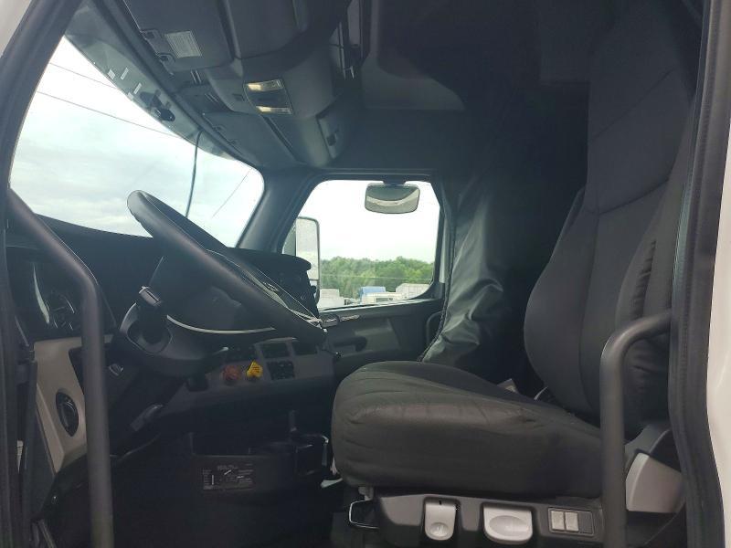 2020 Freightliner Cascadia 126