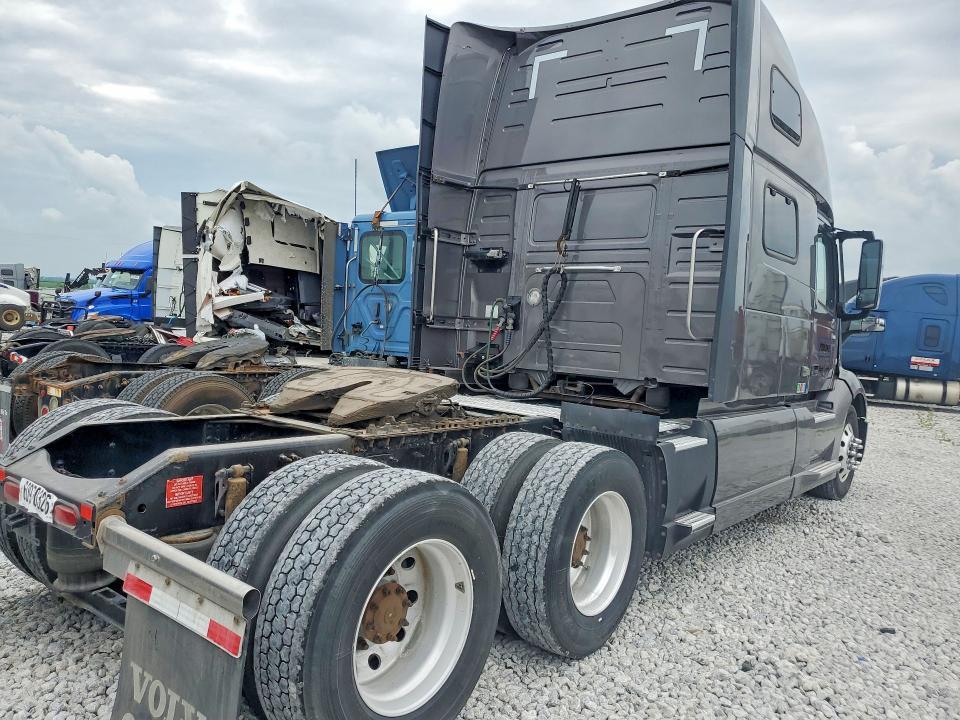 2022 Volvo VNL Semi Truck