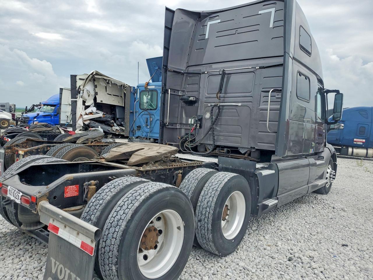 2022 Volvo VNL Semi Truck