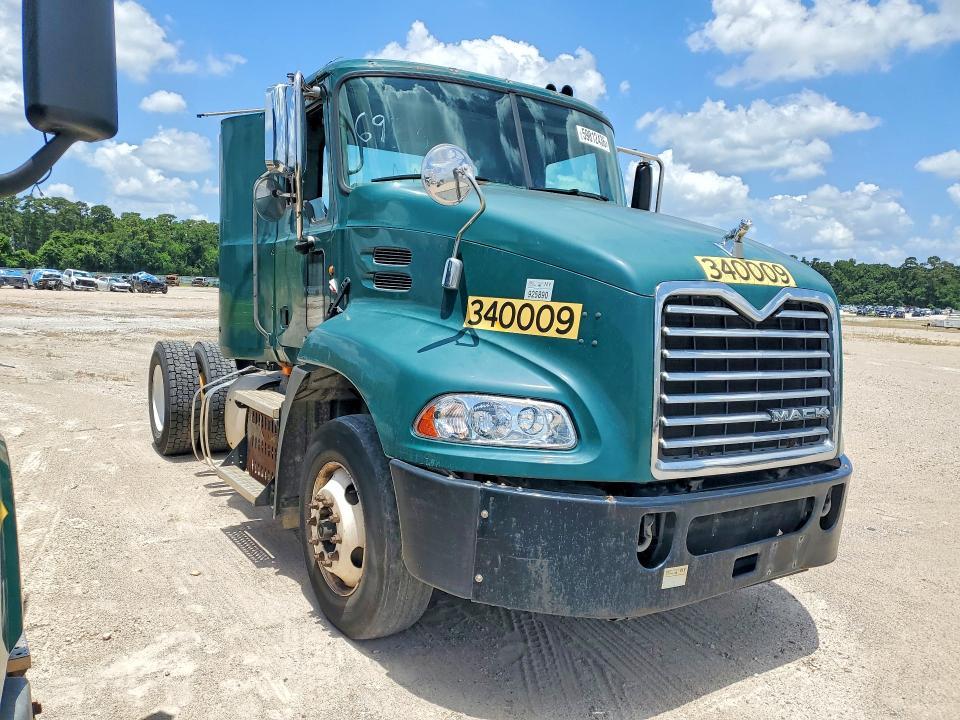 2015 Mack CXU612 Semi Truck