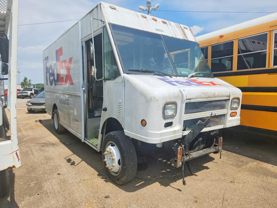 2000 Frht - Freightliner 2000 Freightliner MT45G Chassis Delivery Truck