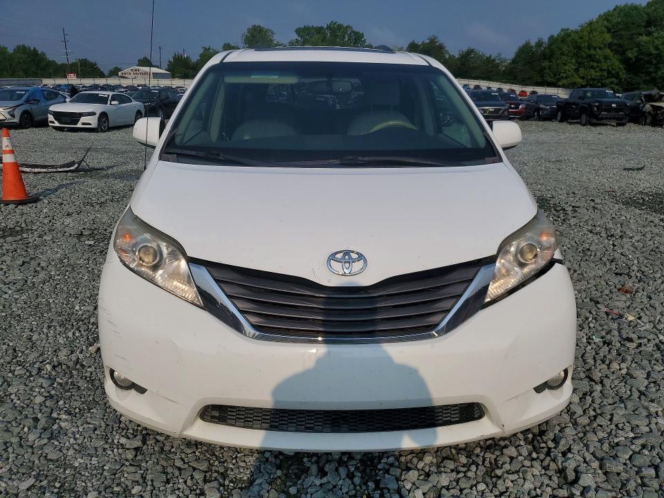 2011 Toyota Sienna xle 8-passenger