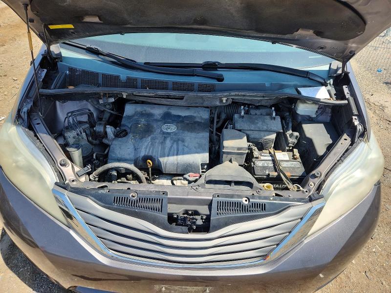 2012 Toyota Sienna xle 8-passenger