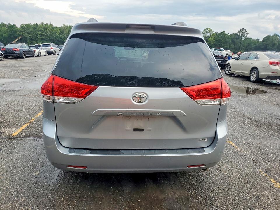 2013 Toyota Sienna xle 8-passenger