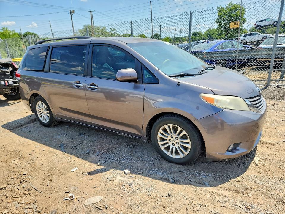 2012 Toyota Sienna xle 8-passenger