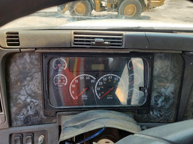 2001 Freightliner Columbia 120 Semi Truck