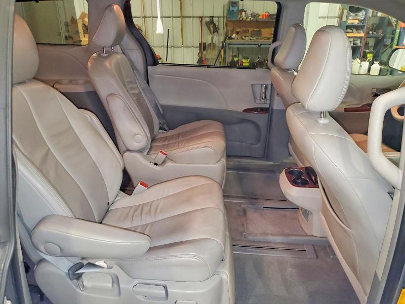 2013 Toyota Sienna xle 7-passenger