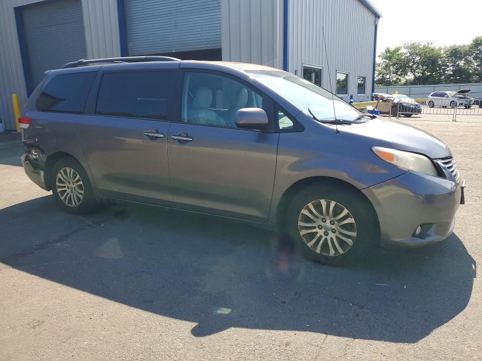 2014 Toyota Sienna xle 8-passenger