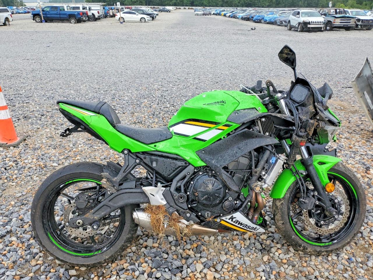 2025 Kawasaki EX650 P