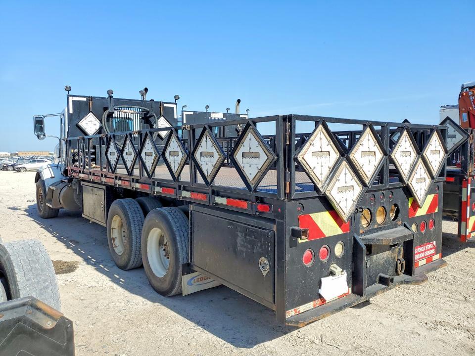 2015 Peterbilt 365 Flatbed Truck