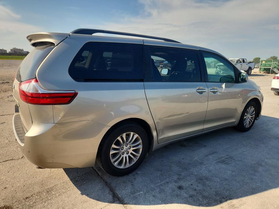 2015 Toyota Sienna xle 8-passenger