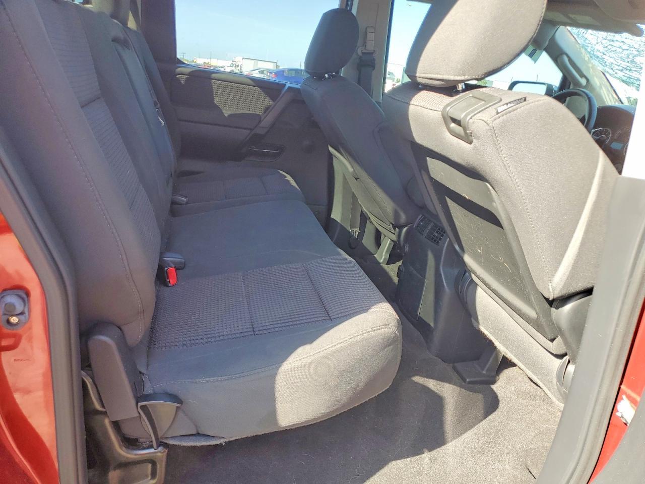 2014 Nissan Titan SV