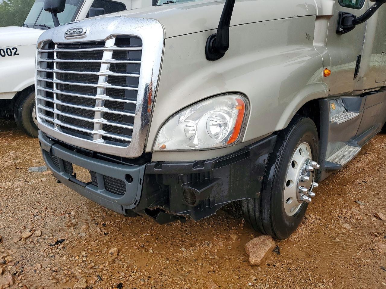 2015 Freightliner Cascadia Semi Truck