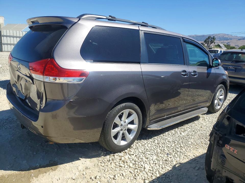 2011 Toyota Sienna xle 7-passenger
