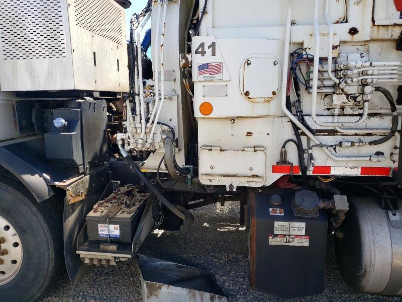 2013 Peterbilt 320 Refuse Truck