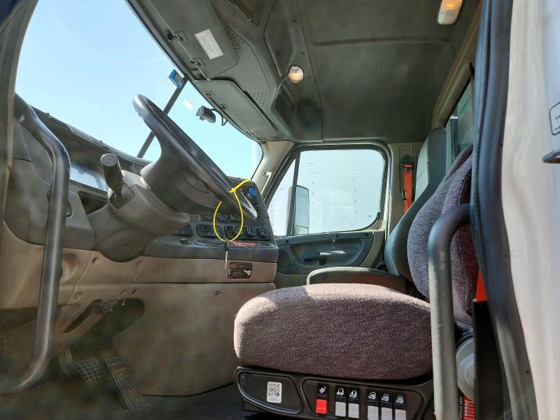 2015 Freightliner Cascadia Semi Truck
