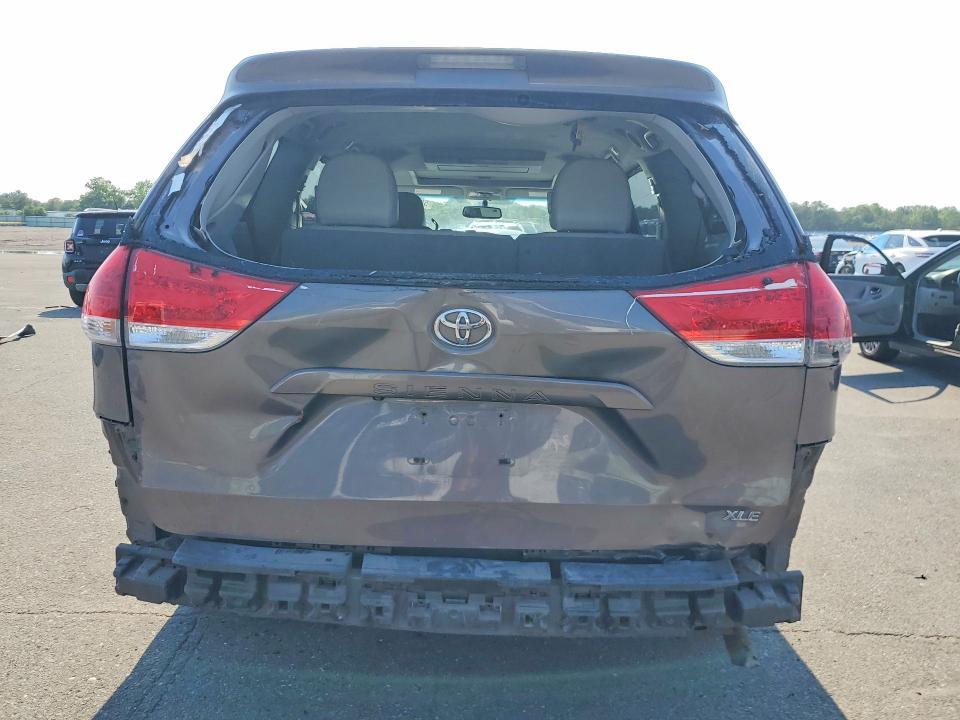 2011 Toyota Sienna xle 8-passenger