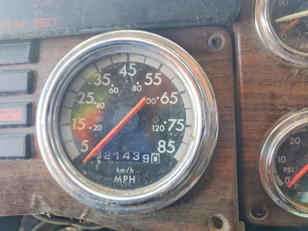 1999 Freightliner FLD120 Semi Truck