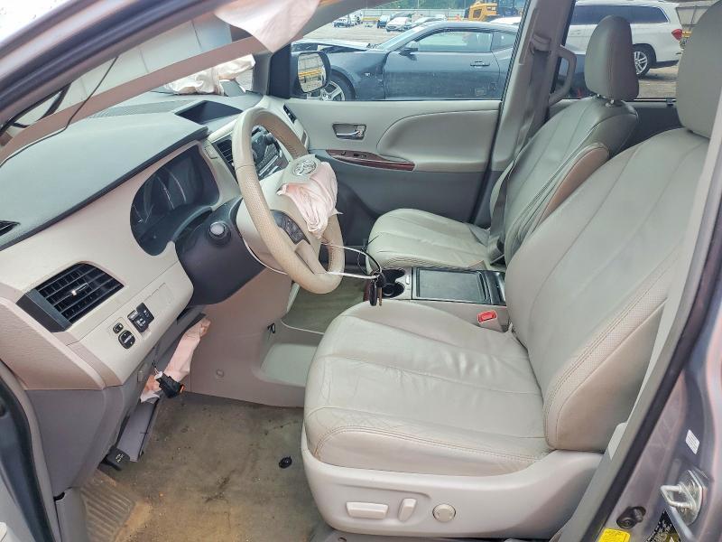 2013 Toyota Sienna xle 8-passenger