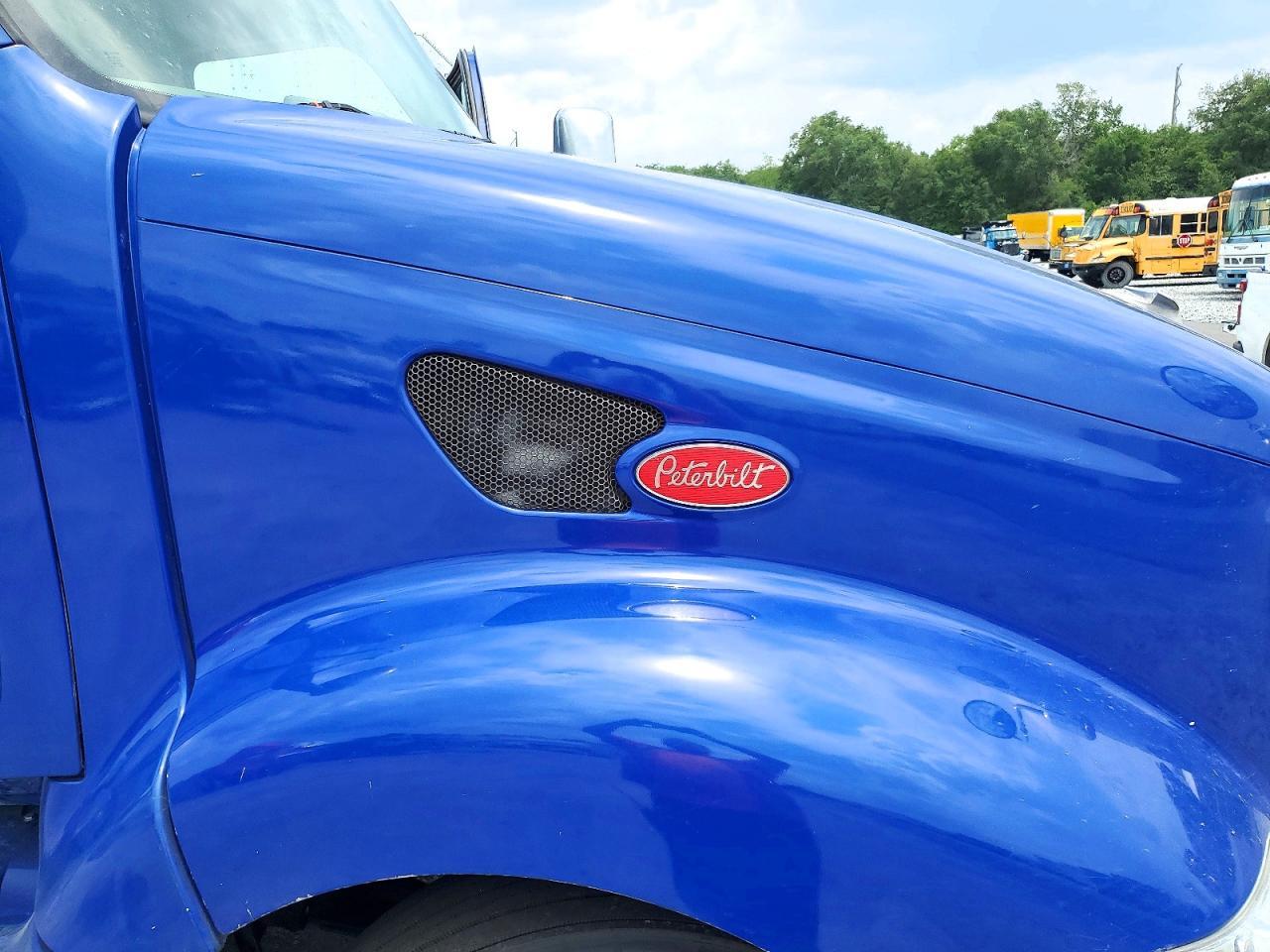 2011 Peterbilt 387 Semi Truck