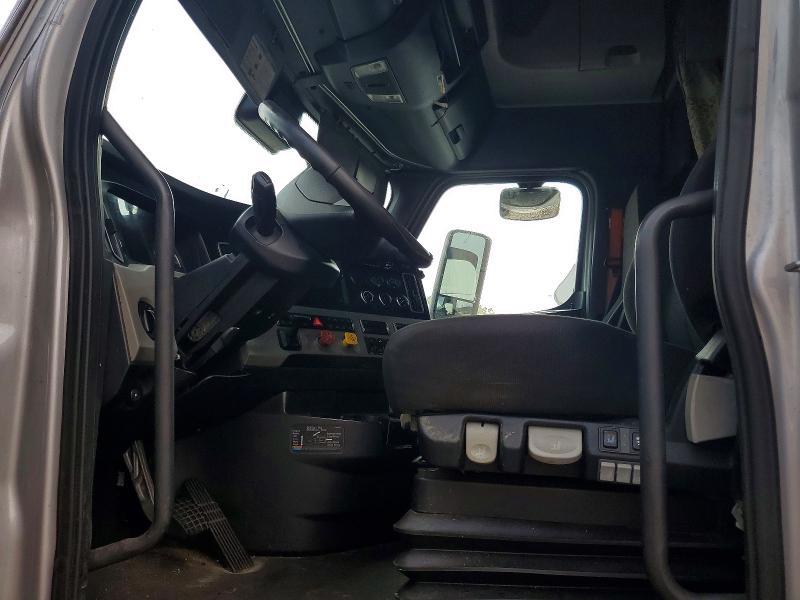 2021 Freightliner Cascadia 126