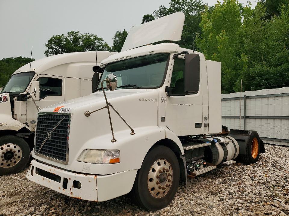 2013 Volvo Vnm Semi Truck