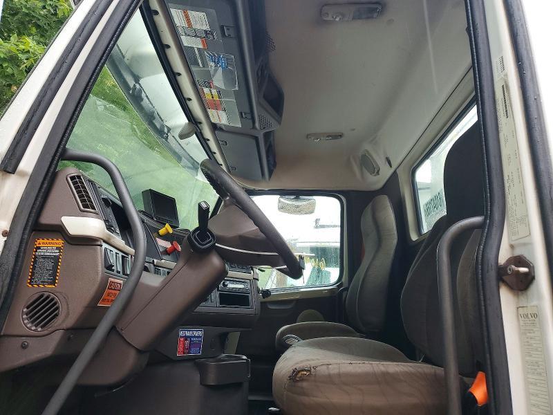 2014 Volvo VNM Semi Truck