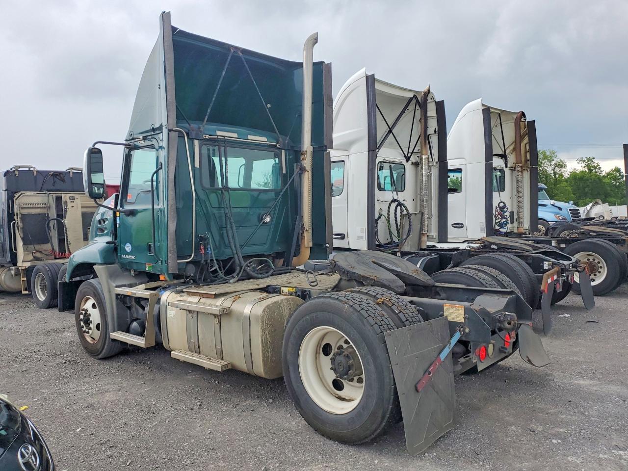 2017 Mack CXU612 Semi Truck