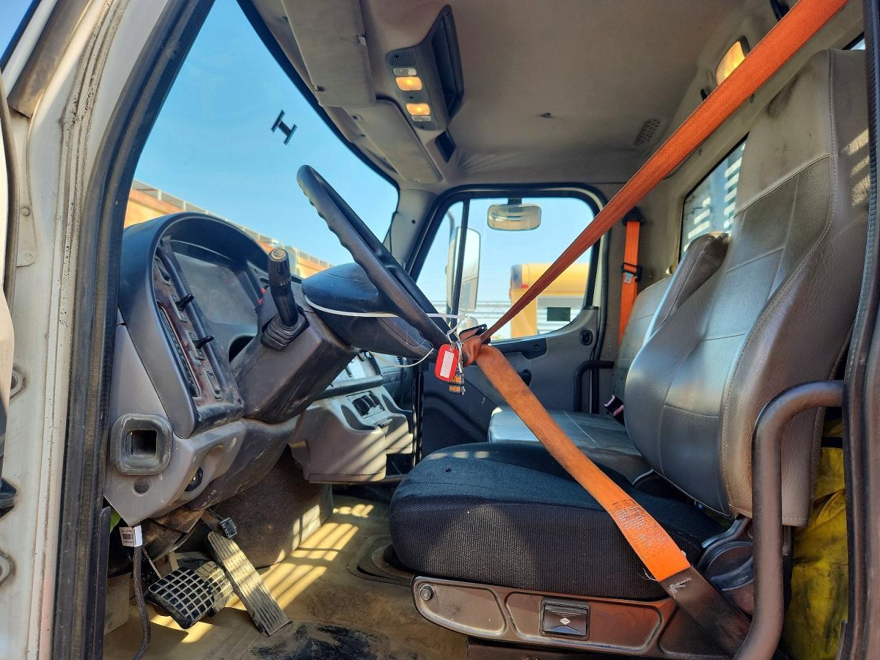 2015 Freightliner Business Class M2 Flatbed Truck