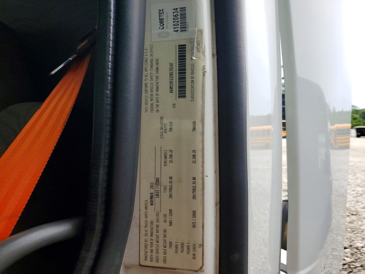 2014 Volvo VNM Semi Truck