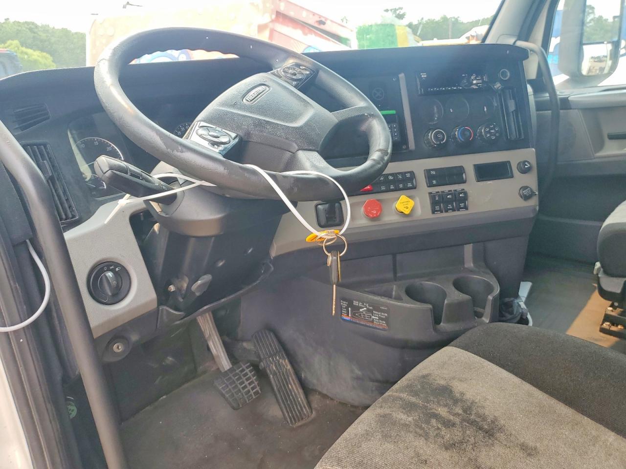 2019 Freightliner Cascadia 126 Semi Truck