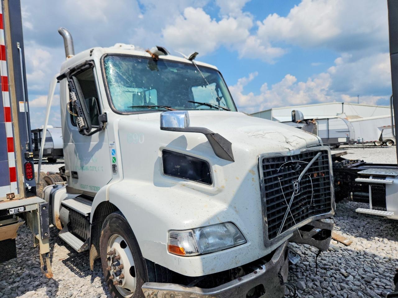 2016 Volvo VNM Semi Truck