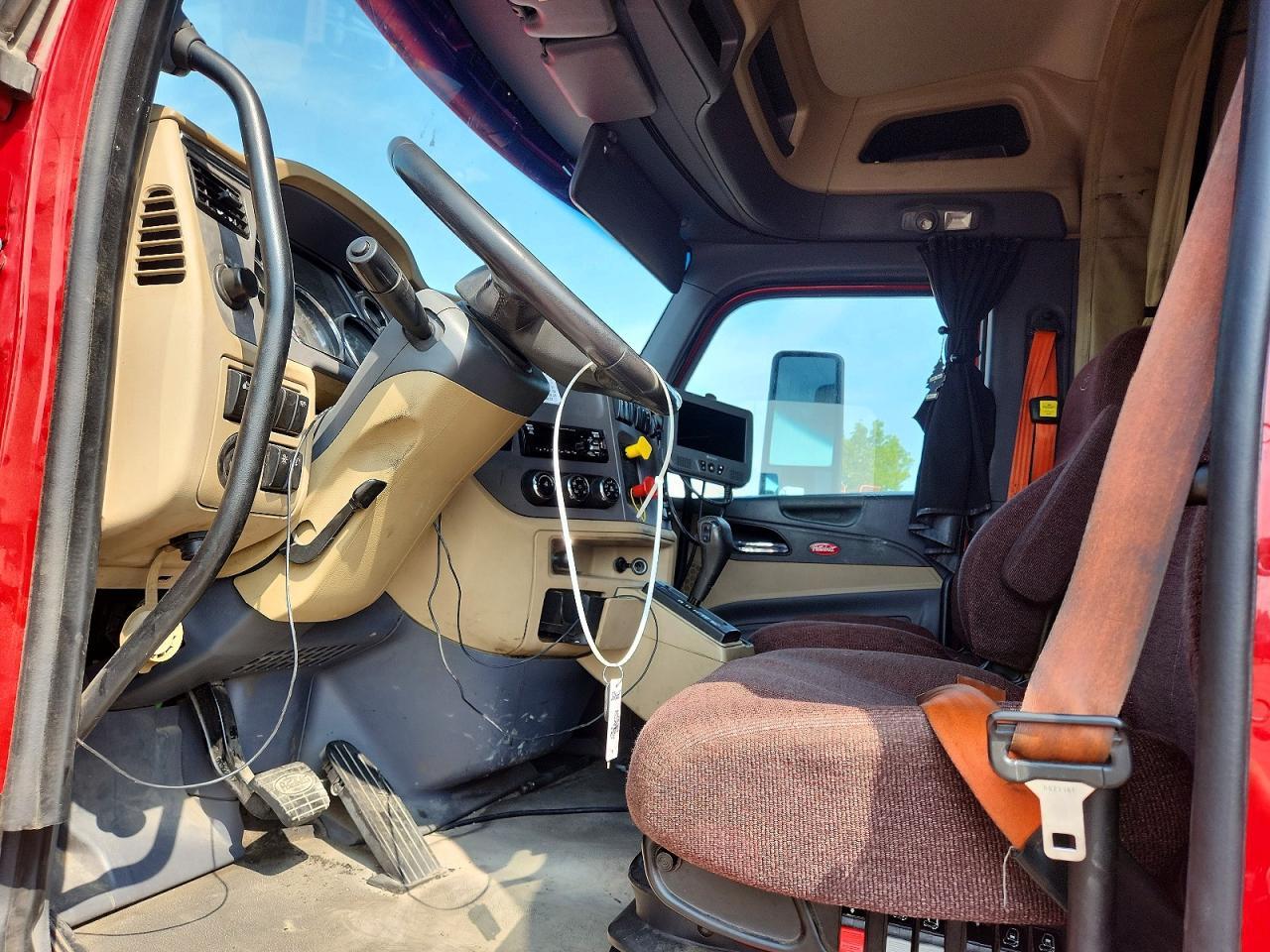 2016 Peterbilt 579 Semi Truck