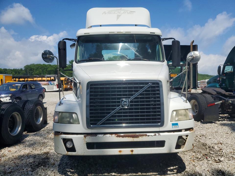 2014 Volvo VNM Semi Truck