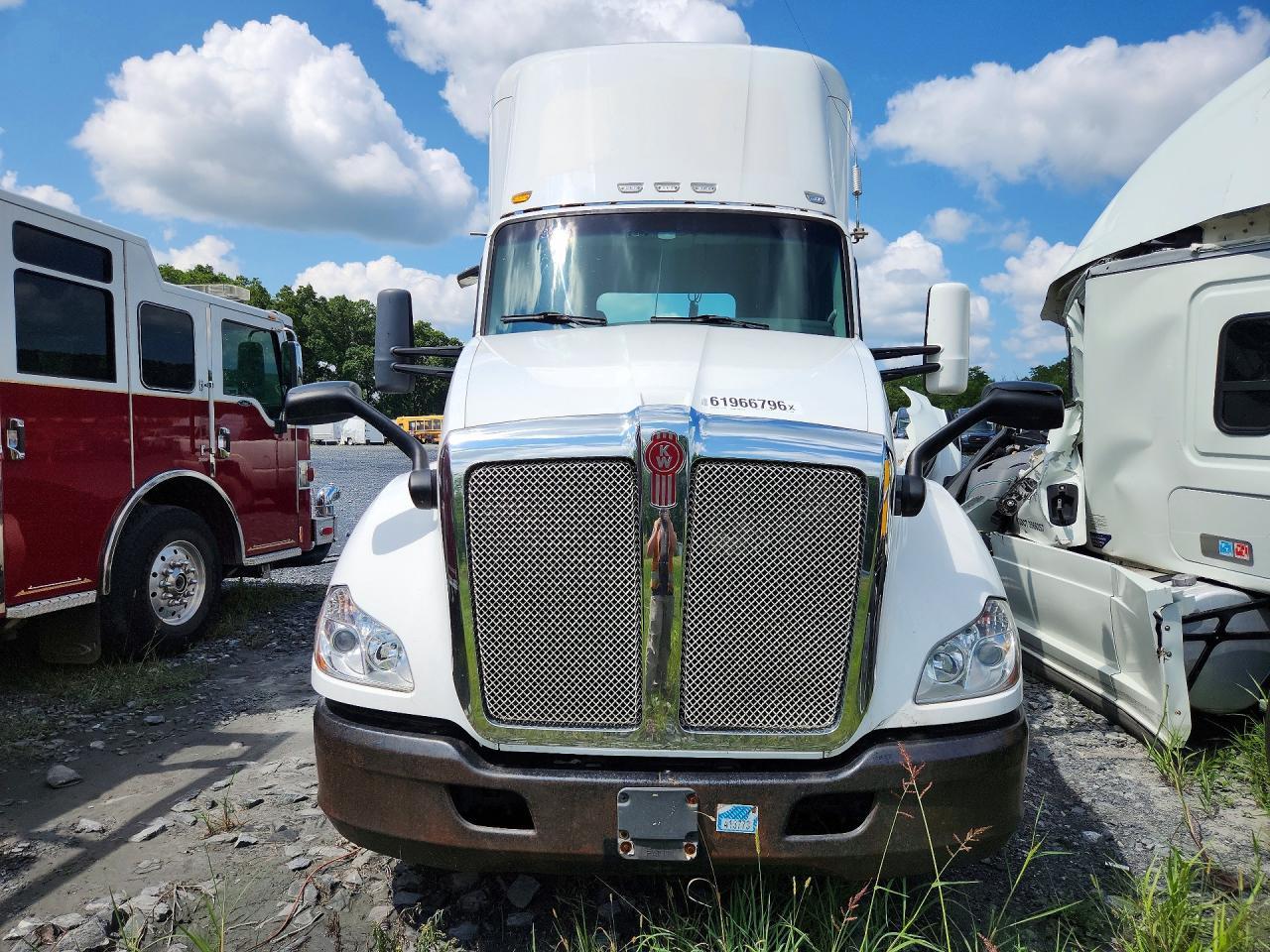 2016 Kenworth T680 Semi Truck