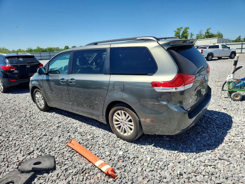 2012 Toyota Sienna xle 8-passenger