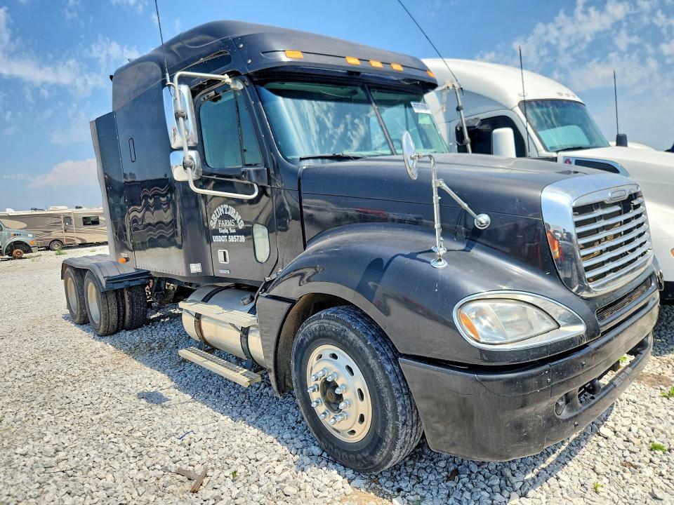2004 Freightliner Columbia 120 Semi Truck