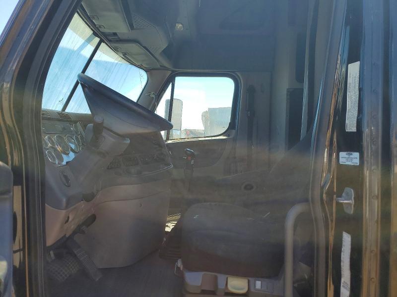 2015 Freightliner Cascadia 125 Semi Truck