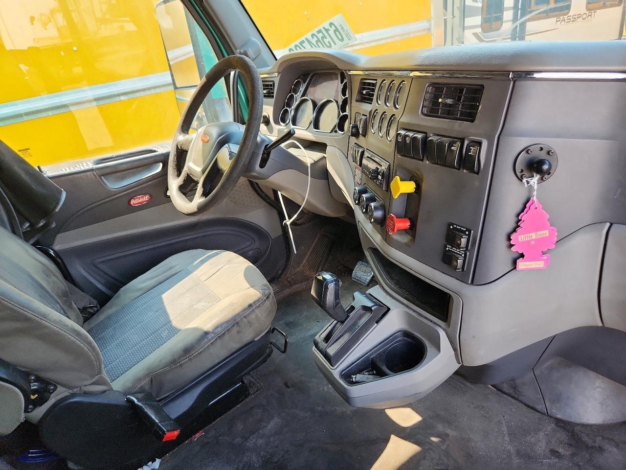 2017 Peterbilt 579 Semi Truck
