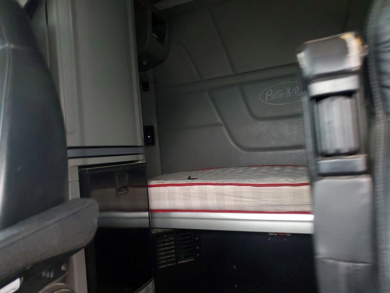 2018 Peterbilt 579 Semi Truck