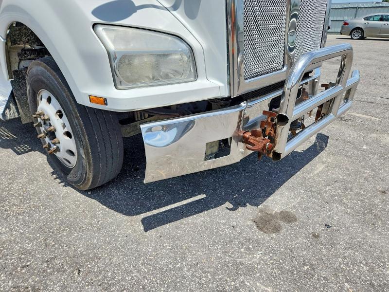 2017 Kenworth T880 Semi Truck