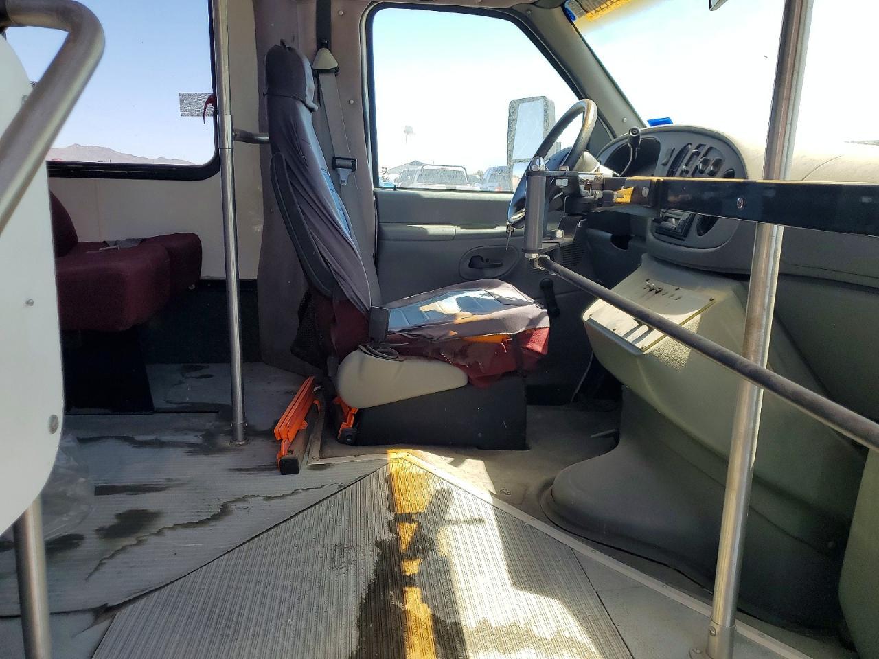 2005 Ford E450 Shuttle Bus
