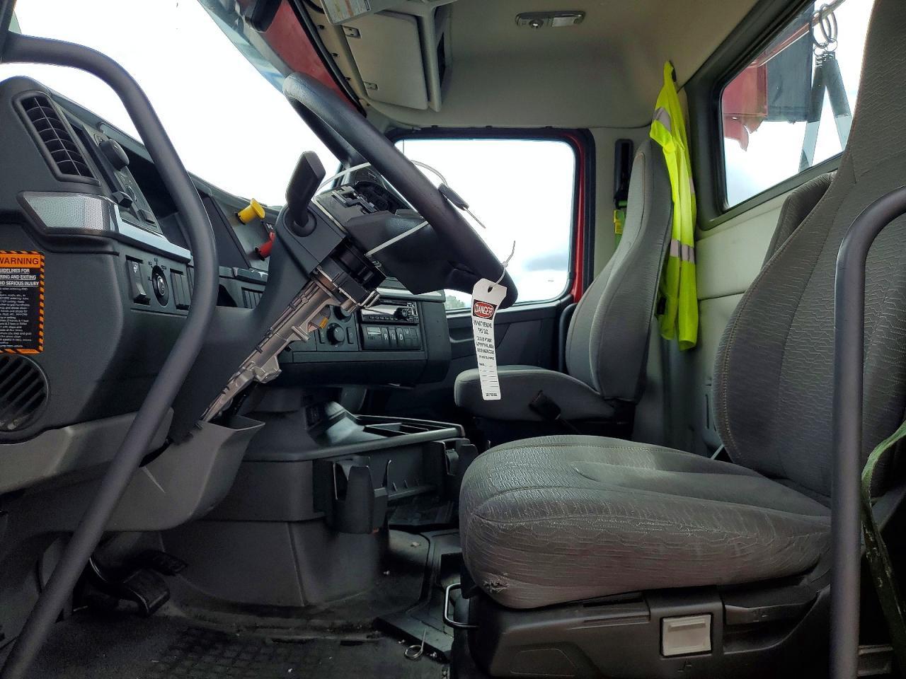 2020 Volvo VNR Semi Truck